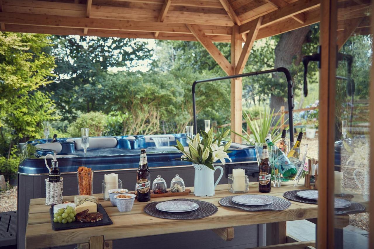 Upper Gelli Luxury Holiday Lodge, Converted Dairy & Cosy Shepherds Huts Welshpool Exterior photo
